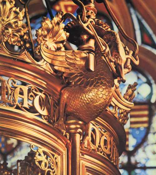 Dtail de la monumentale lanterne  ptrole de l'escalier. En bronze dor, 350 kilos. Un des objets les plus complets o s'unissent les rminiscences archologiques et la tendance florale Art nouveau.