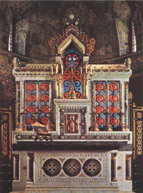 L'autel de la chapelle a plutt l'air, avec ses maux translucides et ses dorures, d'un trs grand reliquaire. Tous les vases sacrs et les candlabres ont t dessins par Viollet-le-Duc. Mme les chandelles sont dcores en polychromie.